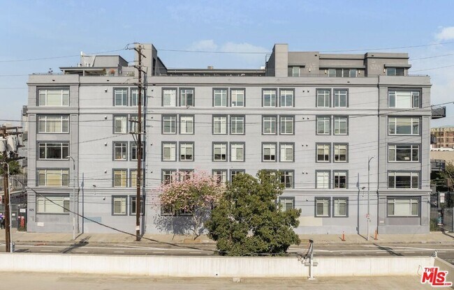 Building Photo - 825 East 4th St