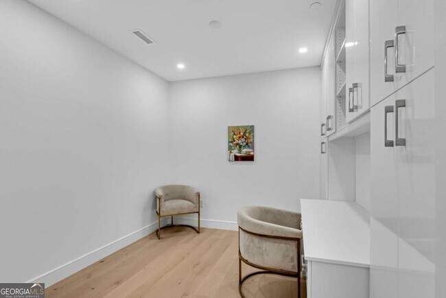 Building Photo - 2425 Peachtree Rd NE
