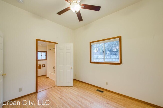 Building Photo - 2 br, 1 bath House - 1605 5th St.