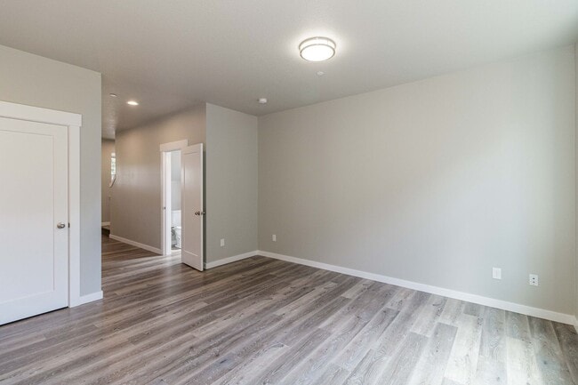 Building Photo - Move In Ready 3 Bedroom 2.5 Bathroom with Central Air Conditioning - Convenient Camas Location