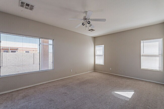 Building Photo - large 3 bedroom home for rent