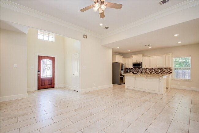 Building Photo - 10572 Twin Oak Dr