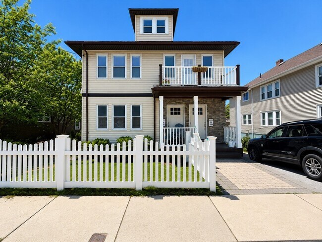 Building Photo - 576 Lagrange St
