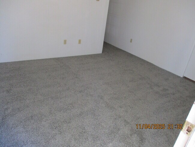 Building Photo - 2700 S White Mountain Rd