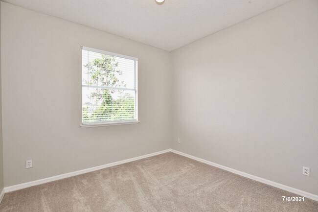 Building Photo - Gorgeous 4/2.5 Home with a 2 Car Garage Lo...