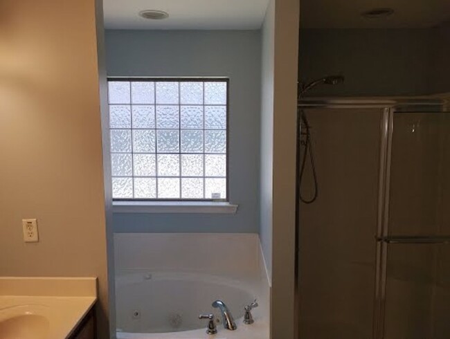 Building Photo - 3 Bedroom 2 Bathroom