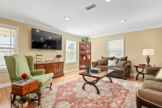 Building Photo - 304 Squirrel Hollow