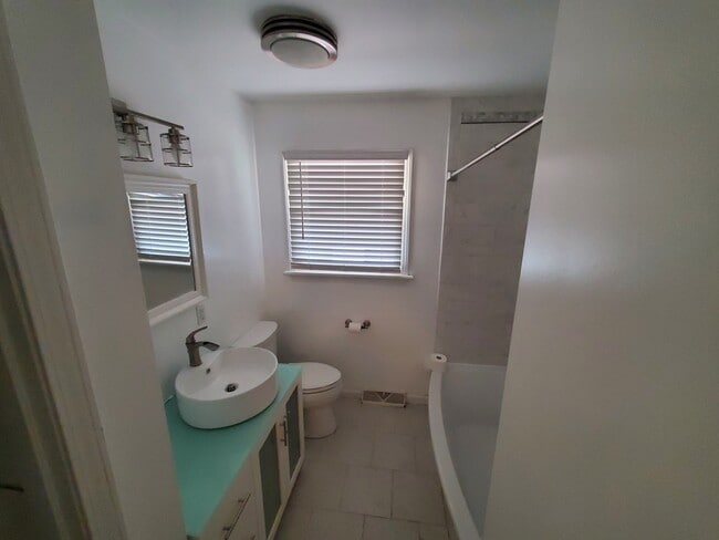 Building Photo - 406 Missimer Ln