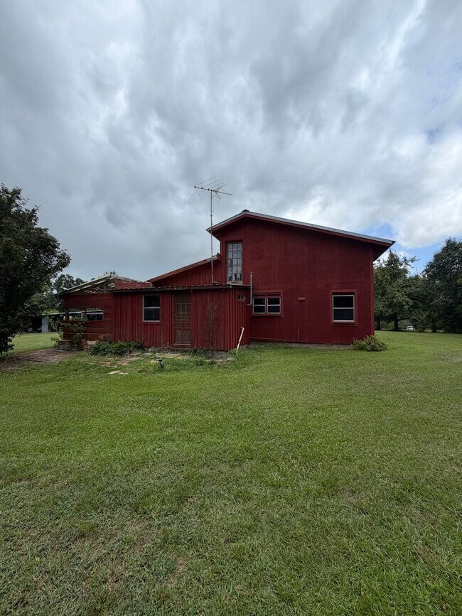 Building Photo - Unique farmhouse just outside Troy