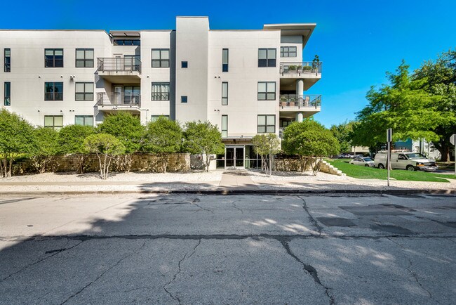 Primary Photo - Stunning 2/2 Condo in Oak Lawn!