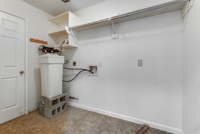 Building Photo - 17143 Summer Hollow Dr
