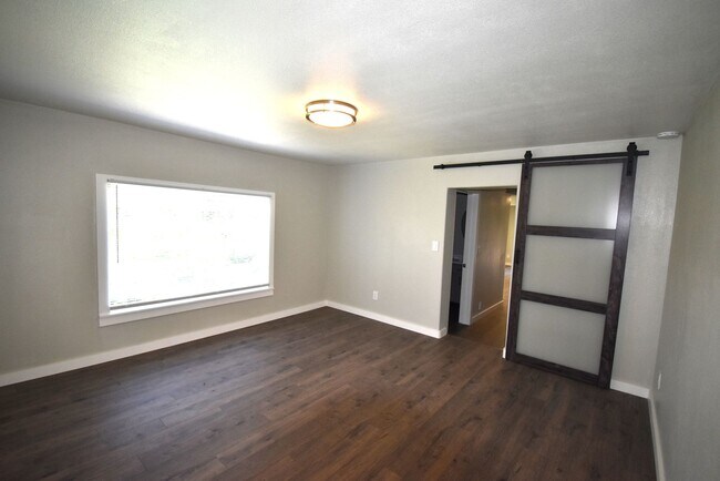 Building Photo - 157 Holloway Heights