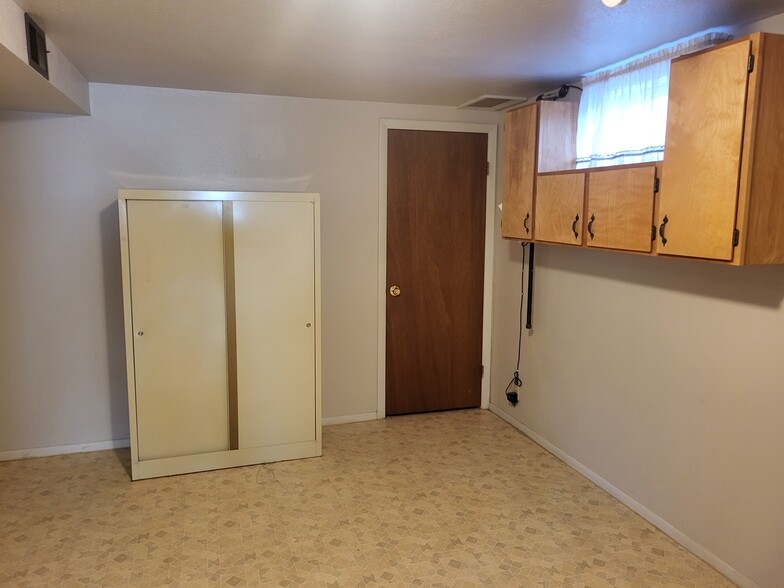 Laundry room - 1909 Collier Ave