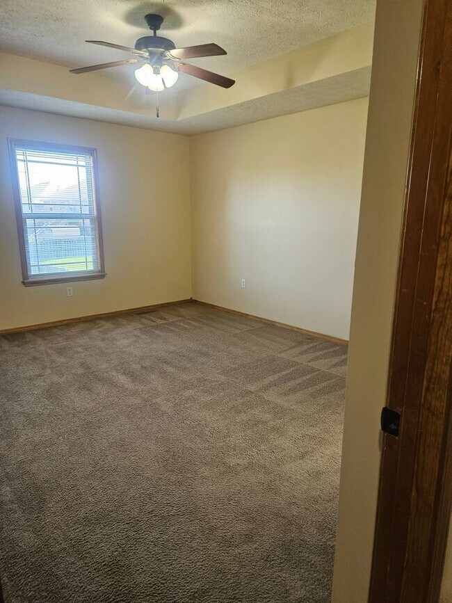 Building Photo - WOW! Look at this property ! You cant beat this price in NIXA-3200 SQ FT