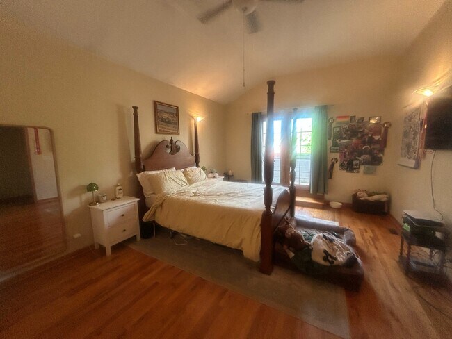 Building Photo - Top Floor Duplex Up, 3bd/2bth with Two Large Private Decks, Avail 8/1