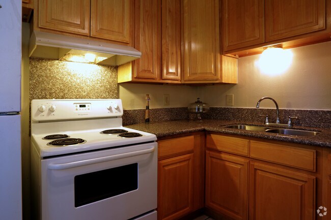 1 BR, 1 BA - 520 SF - Parkhill Apartments