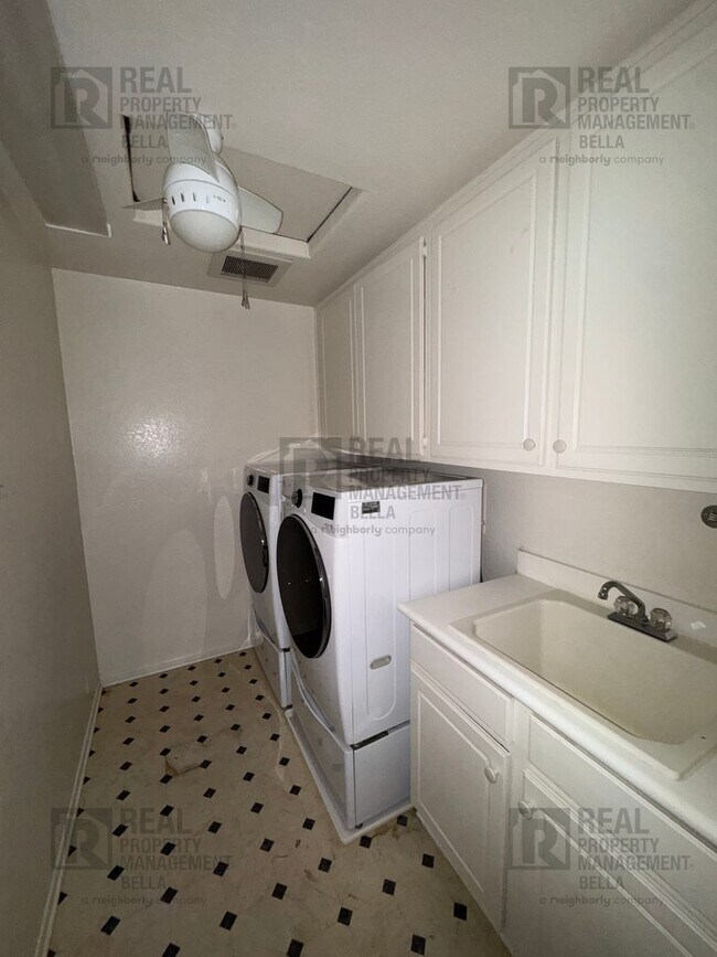 Building Photo - Spacious & Stylish 5-Bed, 3-Bath Home in Prime Murrieta Location