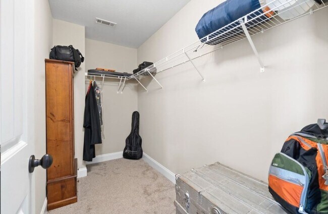 Building Photo - Spacious 5BR House in Clarksville