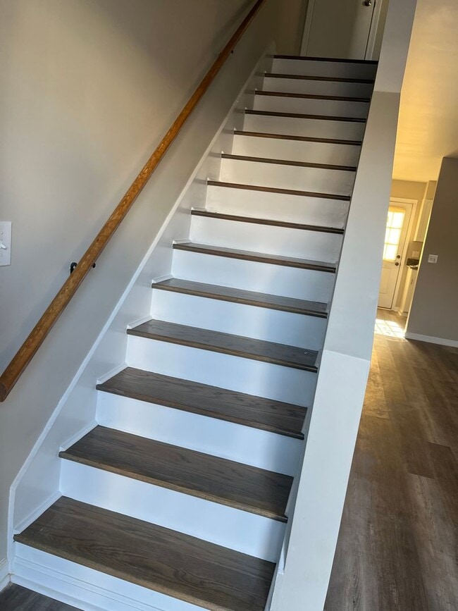 Building Photo - 2BR/1.5BA Townhome Style
