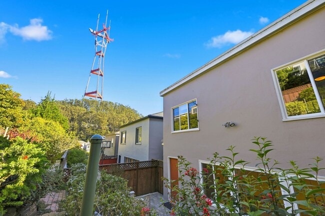 Building Photo - Spacious Three Bedroom Home in Forest Knol...