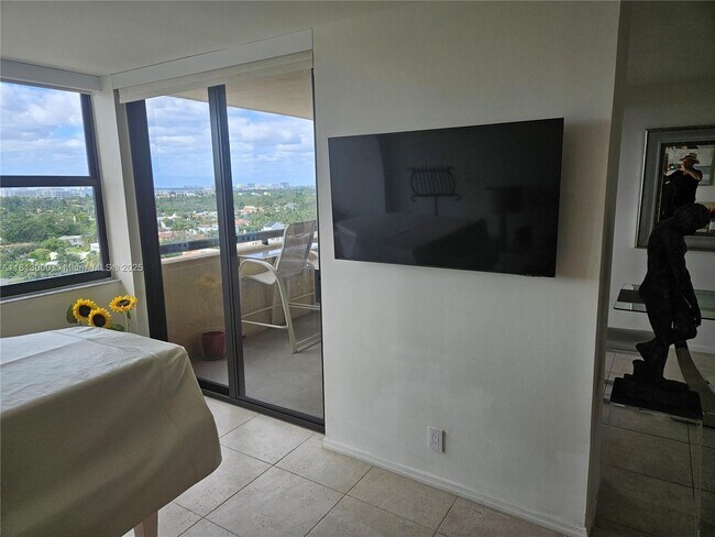 Building Photo - 2555 Collins Ave