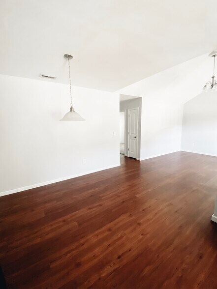Building Photo - 135 Flatview Way