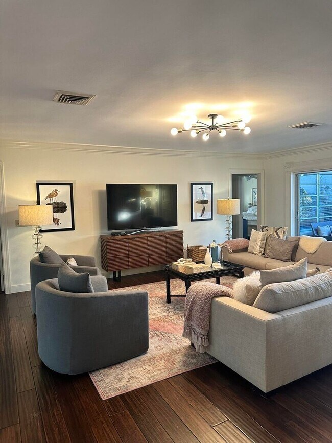 Building Photo - 1080 Walnut Terrace