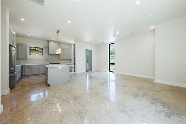 Building Photo - 6315 Del Monte Rd