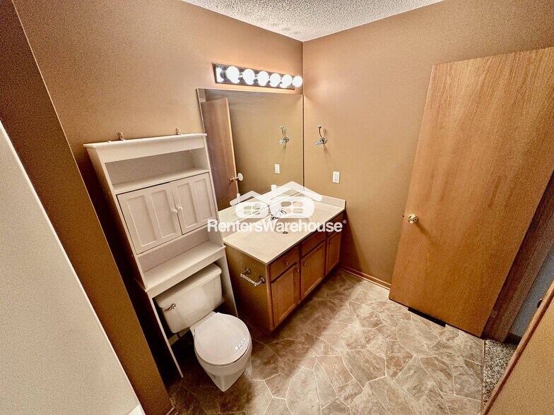 Building Photo - 1321 SE Delaware Ave