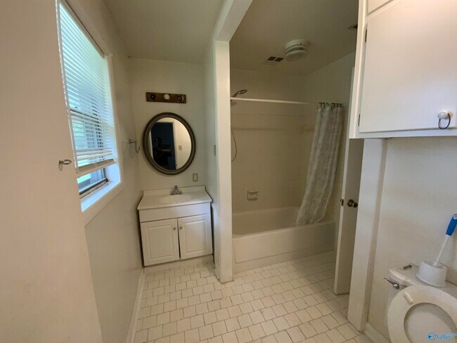 Building Photo - 3310 Village Dr SW