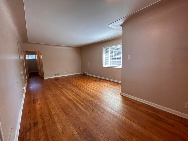 Building Photo - $0 DEPOSIT OPTION. CHARMING 2BED/1BATH DUP...