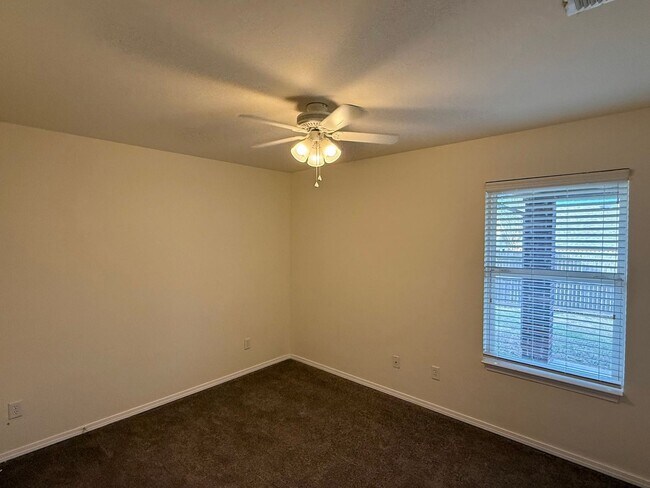 Building Photo - Great 3 Bed 2 Bath in Valencia Neighborhood