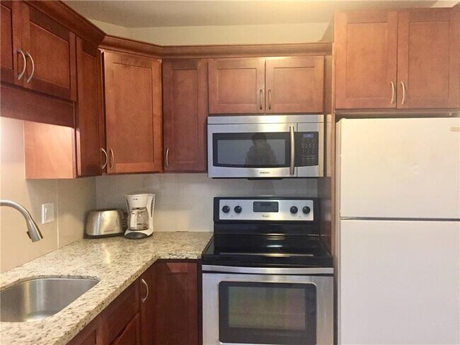 Building Photo - 3220 Bayview Dr