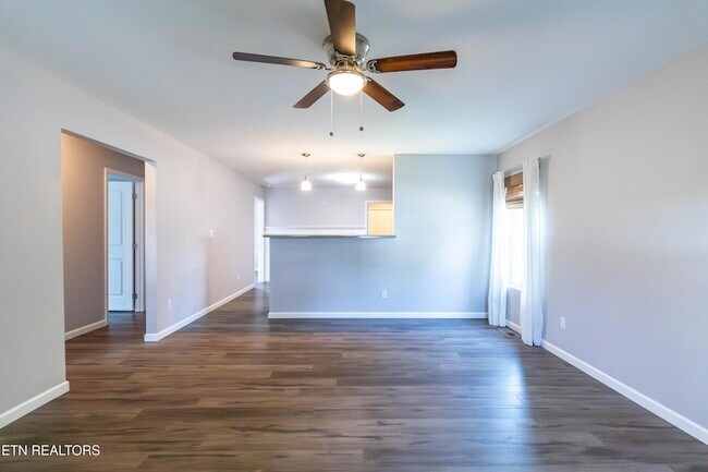 Building Photo - 524 Midlake Dr NE