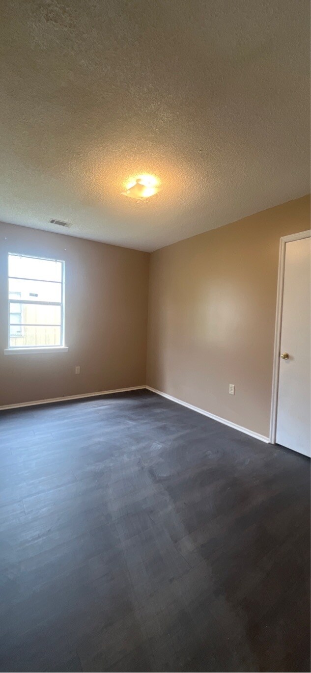 Building Photo - 310 Carriage Ln