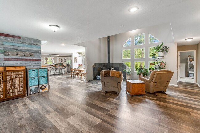 Building Photo - Private Country Living on 20 Acres in Somers