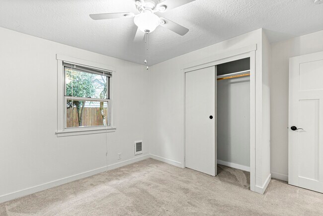 Building Photo - 18605 NE Everett Ct