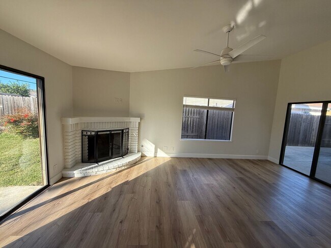 Building Photo - 4 Bedroom Single Story Home Available