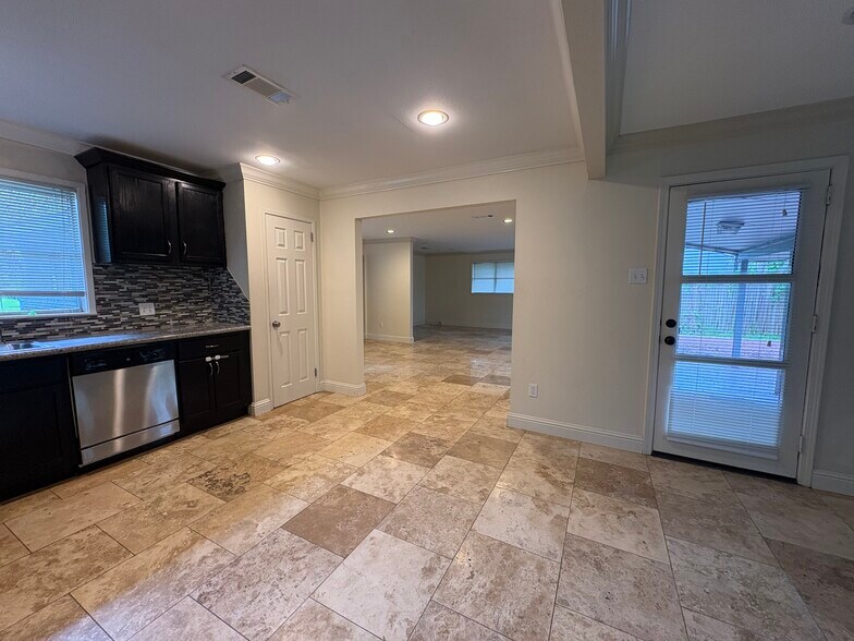 Building Photo - 8010 Brandon Dr