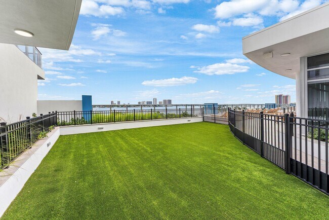 Building Photo - 220 Lake Shore Dr