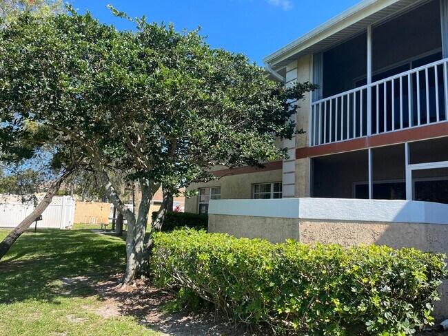 Building Photo - 1533 SE Royal Green Cir