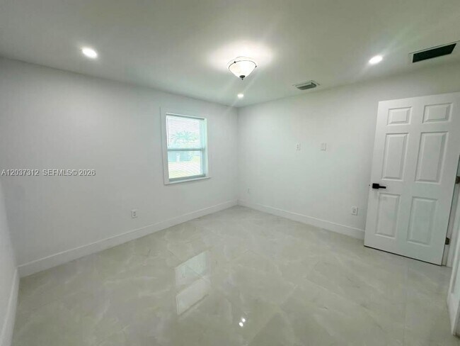 Building Photo - 1473 NE 30th Ct