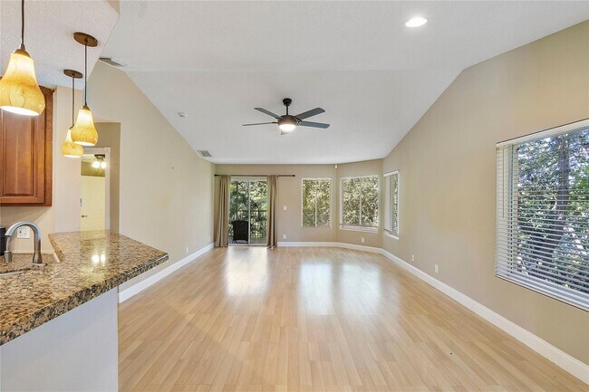 Building Photo - 815 W Boynton Beach Blvd