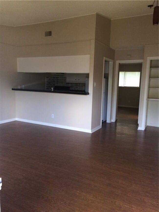 Building Photo - 602 W 51st St #101, Large, fully updated 1 story unit in great location.