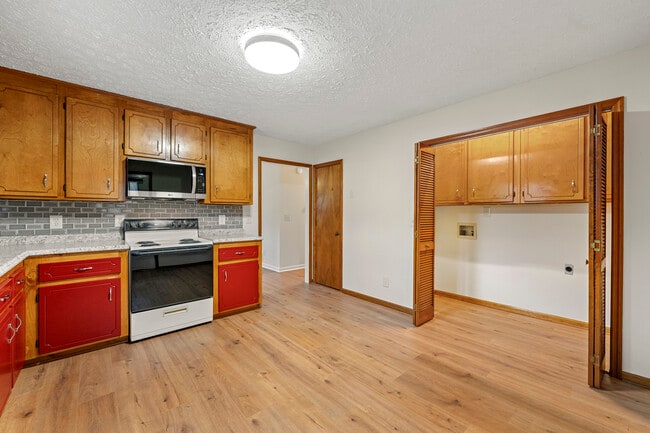 Building Photo - 131 McWhirter Pl