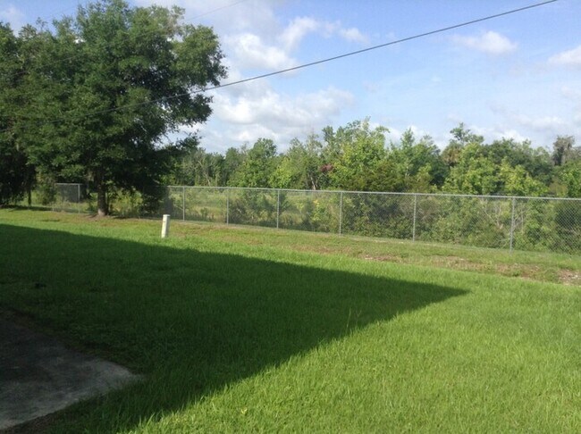 Building Photo - Great 2 Bed/ 1.5 Bath Very Close to UCF!