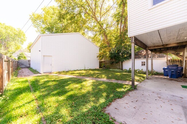 Building Photo - 512 N 6th St