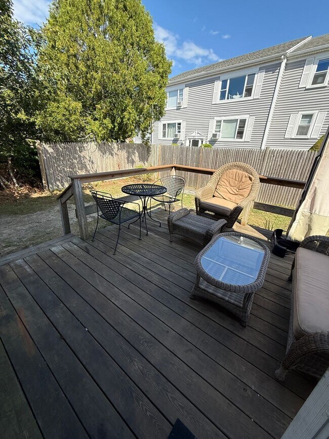 Building Photo - A two bedroom, 1 bath unit in a Townhouse style Duplex