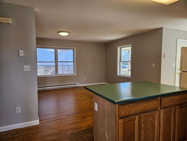 Building Photo - 2 Bedroom House Available November 10 2025