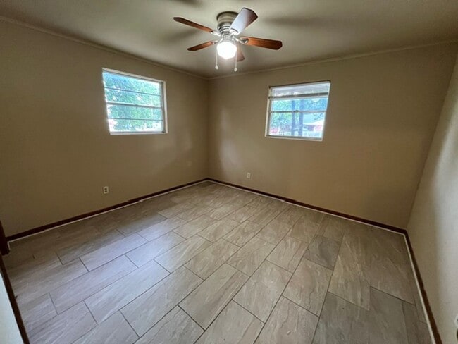 Building Photo - Duplex close to downtown Springdale, walking distance to fast food and medical